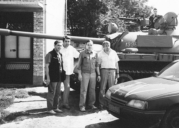 Виктор Ногин (второй слева) и Геннадий Куренной (первый слева). На переднем плане — тот самый автомобиль, в котором их расстреляли.Фото: РИА Новости.