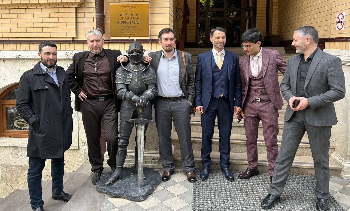 Слева направо: адвокат Асхат Ужахов, защитник Магомед Куриев, адвокаты Билан Дзугаев, Джабраил Куриев, Башир Оздоев, Башир Точиев.