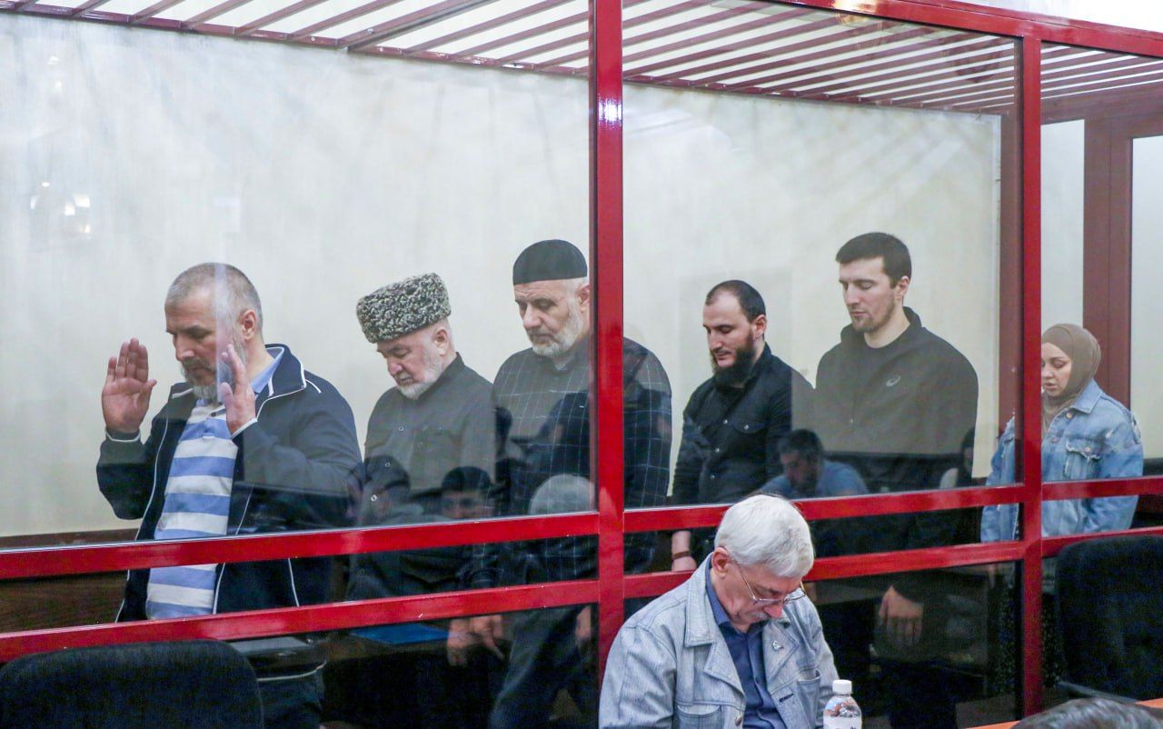 Подсудимые и Олег Орлов в зале суда, фото: Дарья Корнилова