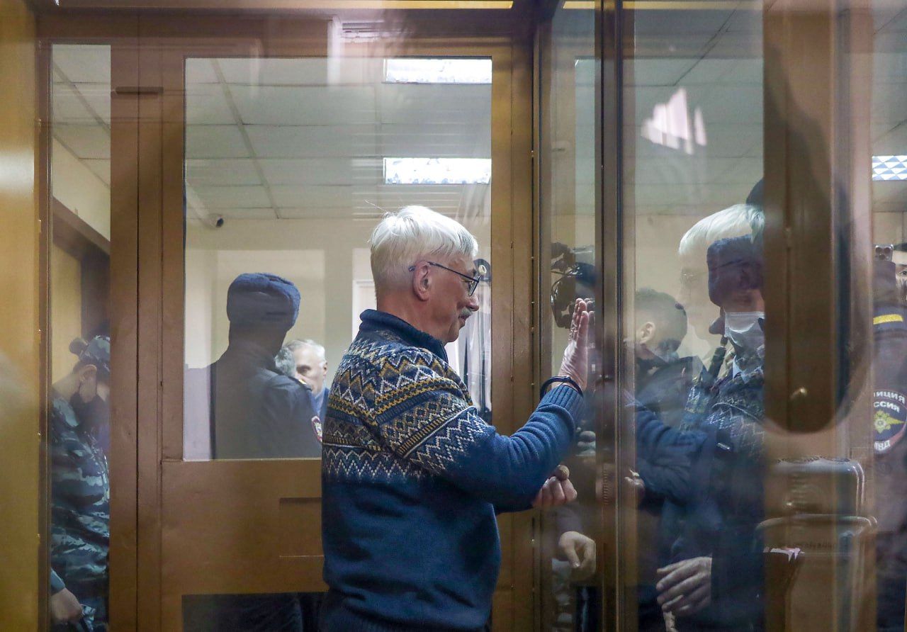 «Ох, не повезло ж его тюремщикам». Что говорят известные люди о приговоре Олегу Орлову