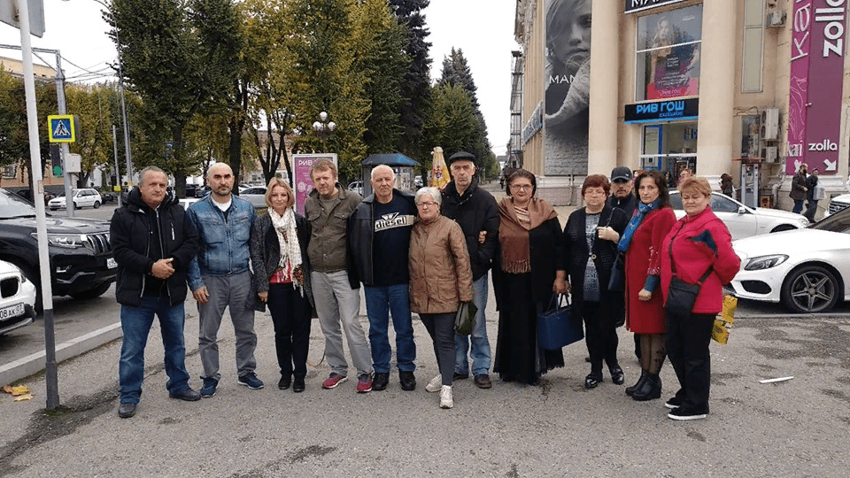 Аслан Иритов в окружении правозащитников возле Следственного комитета в Нальчике. Фото: Константин Гусев / Facebook