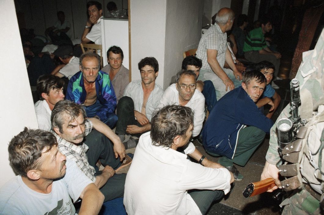 Заложники в здании городской больницы, Будённовск. Фото: Константин Тарусов / Фотохроника ТАСС