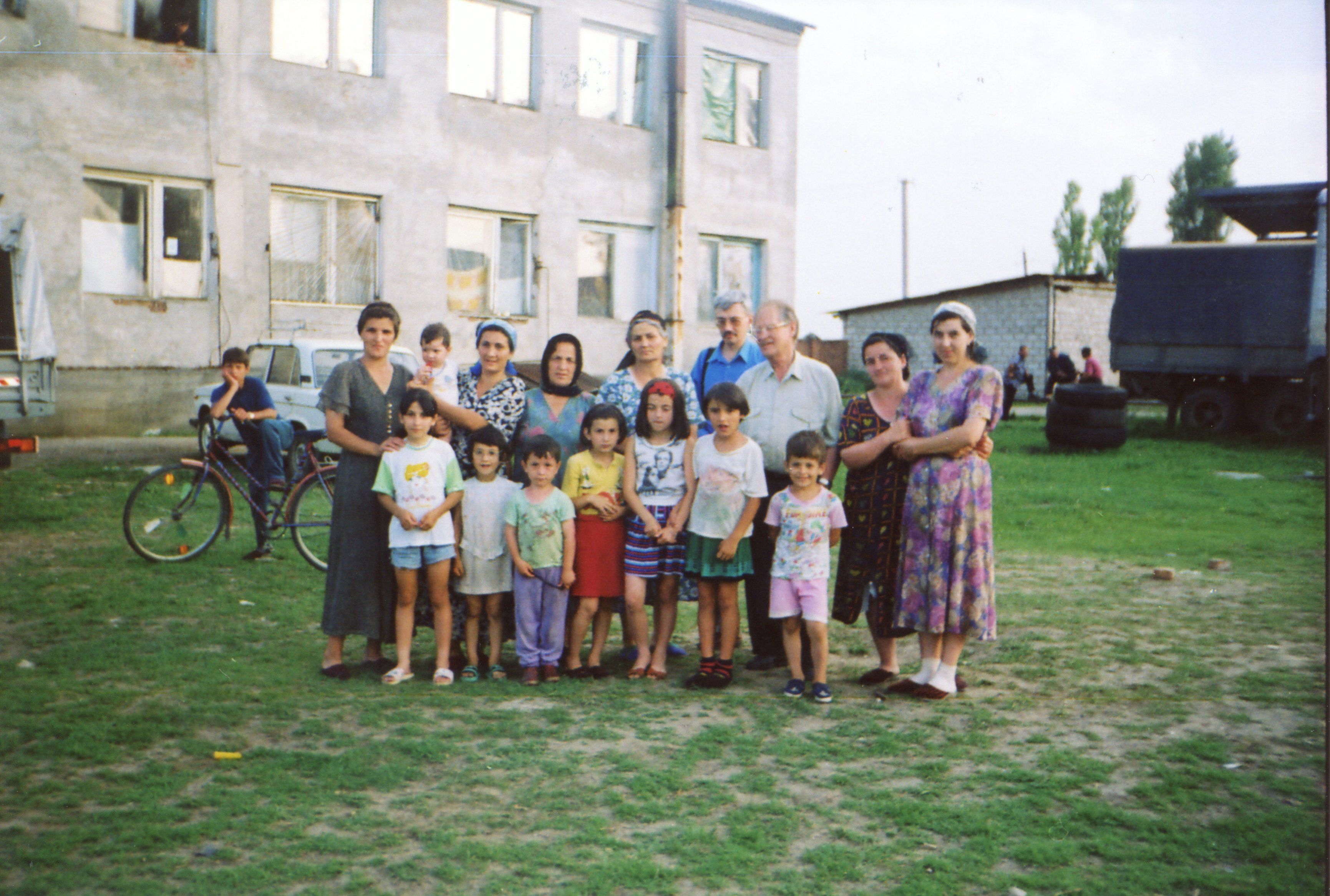 Сергей Ковалев и Олег Орлов с беженцами, 1995 год, Ингушетия. 