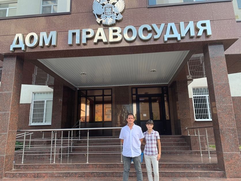    Ольга Ольхова и её супруг и защитник в суде Максим Миленко