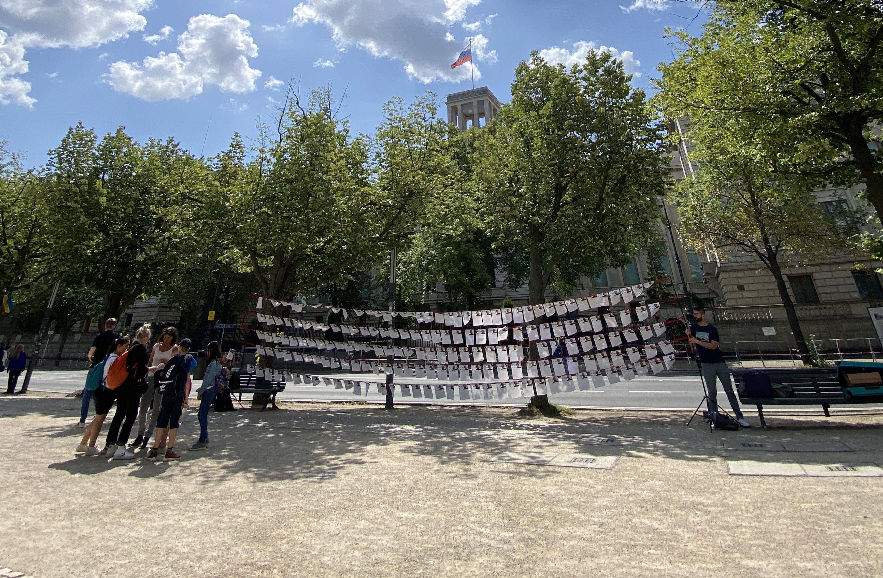 «Более 40 лет он выступает за лучшую Россию»: акция в поддержку Орлова в Берлине