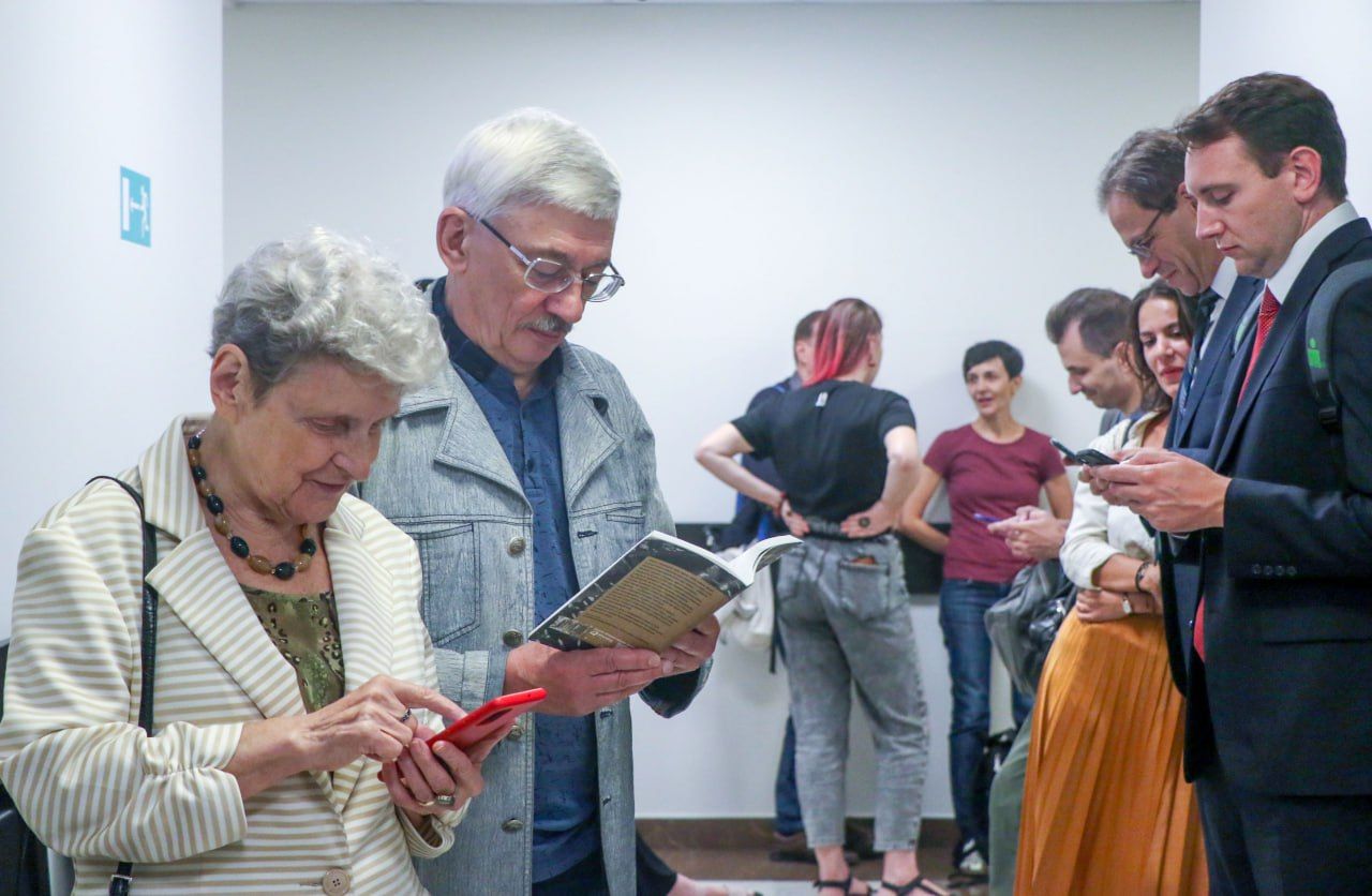 Светлана Ганнушкина и Олег Орлов у зала суда. Фото: Дарья Корнилова