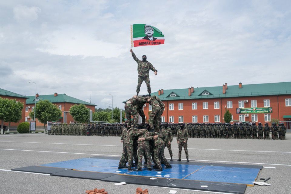 Территория и бойцы полка патрульно-постовой службы полиции имени Ахмата Кадырова в Грозном.